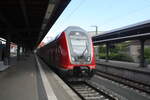 445 003 / 445 006 verlässt als RE5 mit Ziel Wünsdorf-Waldstadt den Bahnhof Stralsund Hbf am 2.8.21