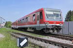 Ausfahrt aus Hüffenhardt hat der 628/928 611 am Saisoneröffnungstag auf der Krebsbachtalbahn am 1.5.2024