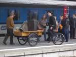 Gepcktrger auf seinem Fahrrad beim Bahnhofsfest 150 Jahre Stralsund - Angermnde in Stralsund am 12.10.13
