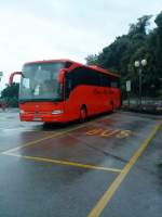 Bus Mercedes-Benz des Busunternehmens Rhein-Ahr-Reisen auf dem Busparkplatz in Limone sul Garda am 09-10-2013