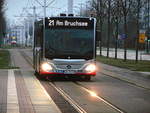 Wagen 518 der HAVAG fährt als Linie 21 mit ziel Am Bruchsee in die Haltestelle Halle/Saale, Schwimmhalle am 1.4.18 eingefahren