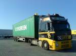 SZM Volvo FH Globetrotter der Spredition HG Transport BV mit Container-Pritsche beladen mit einem Container der Spedition Evergreen gesehen auf dem Autohof in Grnstadt am 14.07.2014