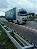 SZM Volvo FH Globetrotter mit Pritsche-Planen-Auflieger der Spedition Grg unterwegs auf der A 61, Hhe Rasthof Dannstadt, am 14.07.2014
