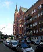 Hamburg - Ditmar-Koel-Straße mit Schwedische Seemannskirche und Hochbahnviadukt.