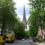 Hamburg - Mönckebergstraße mit der St. Petri Kirche im Bildhintergrund.