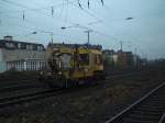 Ein kleines Gleisbaufahrzeug bei der Durchfahrt in K�ln-West am 7.11.2010.