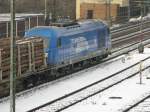 Press 223 014-9 mit einem Holzzug in Linz am Rhein am 3.12.10