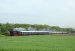 DGEG 38 2267 mit einem Sonderzug in Vilich-M�ldorf am 28.4.2012. Am Zugschluss h�ngt die Museumslok V100 1200