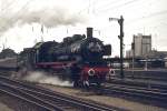 Ihre letzte Fahrt am 31.12.1974 führte die letzte P 8 der DB, die Rottweiler 038 772-0, von Tübingen nach Basel, hier im Badischen Bahnhof.