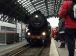 52 8106 mit einem Sonderzug im K�lner Hbf am 11.12.10