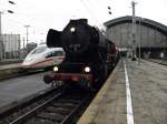 Generationen Treffen, 52 8106 und ICE 3 im K�lner Hbf am 11.12.10