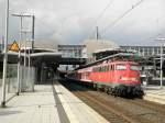 DB 110 425-6 mit einer N-Wagen Garnitur in D�sseldorf Flughafen am 15.8.2011