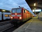 DB 143 822-5 mit dem RB27 im Bahnhof K�ln Messe Deutz am 18.11.10
