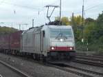 185 580-8 mit einem Containerzug bei der Durchfahrt in K�ln-West am 22.10.2010.