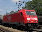 Br 185 mit einem G�terzug in K�ln West am 26.6.10
