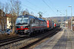 Die an die SBB Cargo International AG vermietete mit „XLoad“ ausgestattete 193 457  Hofburg Wien  (91 80 6193 457-9 D-SIEAG) der SüdLeasing GmbH, Stuttgart (eingestellt in Deutschland durch Siemens) fährt am 08 Februar 2025 mit einem KLV-Zug, durch Kirchen (Sieg) in Richtung Köln.

Die Multisystemlokomotive Siemens Vectron MS wurde 2024 von Siemens Mobilitiy in München-Allach unter der Fabriknummer 23785 gebaut und am 12.09.2024 ausgeliefert. Sie wurde in der Variante A40-1a ausgeführt und hat so die Zulassung für Deutschland, Österreich, die Schweiz, Italien, die Niederlande und Belgien (D / A / CH / I / NL / B). Sie verfügt über eine Leistung von 6,4 MW (160 km/h) und ist neben den nationalen Zugsicherungssystemen mit dem Europäischen Zugsicherungssystem (ETCS BL3) ausgestattet. Zudem ist sie mit der neuen Ausrüstungspaket XLoad ausgestattet. 

Das neue XLoad Ausrüstungspaket für Vectron:
XLoad ist ein Ausrüstungspaket für Vectron, welches künftig mitbestellt, aber auch bei bereits ausgelieferten Vectron Loks nachgerüstet werden kann. Das Feature verbessert die Reibwertausnutzung und ermöglicht dadurch höhere Anhängelasten. Zudem reduzieren die Fahreigenschaften, die das Feature bewirken, den Verschleiß von Rad und Schiene.

Aktuell sind die Schweizer Vectron-Lokomotiven (SBB Cargo und BLS Cargo) in der Regel in Doppeltraktion unterwegs. Die Steigungen und Rampen der Schweizer Berge sind vor allem bei schlechten Witterungsbedingungen nicht ohne. Eine Lokomotive muss auch bei geringerem Schlupf genügend Traktion auf die Schienen bringen, um alle Güter sicher und zuverlässig ans Ziel zu bringen. Ein effizienter Weg aus dieser «Misere» ist die für Vectron entwickelte Zusatz-Funktion «XLoad». Den erfolgreichen Beweis trat eine SIEMENS Testlokomotive im Frühjahr 2022 bei der SBB Cargo International und bei der BLS Cargo eindrücklich an. 

Für SBB Cargo International bewies die Test-Lokomotive am Bözberg und für BLS Cargo an der Nordrampe des Lötschbergs ihre enorme Zugkraft. 
Vectron meisterte im Frühjahr 2022 die lange 12‰-Steigung des Bözbergs mit einer Anhängerlast von 2.000 Tonnen bravourös. Bei den nächtlichen Testfahrten zeigte sich eindrücklich die enorme Zugkraft der Lokomotive. 

Am Lötschberg wurden bei der BLS Cargo steigungsmäßig noch ein paar Promille draufgepackt. Mit 1.020 Tonnen im Gepäck bewältigte die Vectron-Lokomotive mit XLoad-Feature die 27‰-Steigung der Nordrampe ebenfalls meisterlich. Und auch diverse Anfahrtsversuche absolvierte der mit dem XLoad-Feature aufgerüstete Vectron problemlos. 

So bestellte die SüdLeasing GmbH (Stuttgart) im Auftrag der SBB Cargo International jüngst 20 Vectron Lokomotiven mit XLoad bei SIEMENS.
