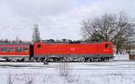 Hier verlässt die 112 176-3 als Schublok einer RB nach Flensburg den Bhf Schleswig.