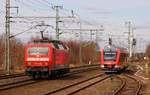 DB 120 145-8 rauscht hier an dem wegen der IC Umleiter in Jübek  geparkten  DB Lint 0648 352/852 vorbei Richtung Flensburg.