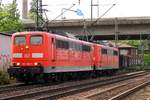 DB 151 036-1 und 125-2 haben ihren Faals Leerzug am Hansa-Port abgestellt und rumpeln nun gemütlich nach Maschen.