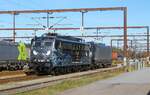AMR 151 062 wird von der BRLL 185 408 von dem Autotransportzug, den sie nach Pattburg gebracht hat, abgezogen und in den 16,6 Hz-Teil des Grenzbahnhofs Pattburg geschoben, 24.09.2025 