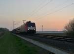 Sundown in Gubberath! Abendstimmung im letzten Sonnenlicht des Tages, als die 189 025-0 mit einem Autotransporterleerzug auf den Fotografen zugefahren kommt.