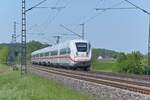 Ein mir unerkannt gebliebener 812/412  ist am Sonntag den 11.5.2025 bei Hohenstadt gen Hirschlanden im Nachschuß zusehen. Der Zug ist von Berlin nach Salzburg unterwegs. 
