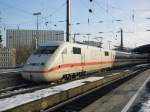 ICE 2 (402 027-7) nach Bonn im K�lner Hbf am 4.1.11