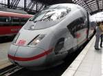 Der ICE 3 mit Fu�b�llen drauf im K�lner Hbf am 4.6.10