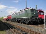 E40 128 mit einer V65 aus Bochum Dahlhausen und im Hintergrund ein TEE Salonwagen im DB Museum Koblenz L�tzel am 9.4.2011