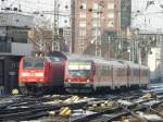 DB 146 030-2 und 928/628 bei einer Paralleleinfahrt in den K�lner Hbf am 4.1.11