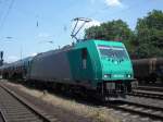 Br.185 575-8 von der HGK vor einem Kesselwargenzug in K�ln-West.