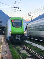 Ein Trenord ETR 421 ROCK wartet in Domodossola  als RE 4 nach Milano  auf die Abfahrt 
31. Okt. 2024
