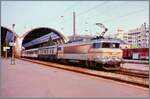 Eine SNCF BB 22200 wartet mit ihrem Schnellzug in Richtung Marseille in Nice-Ville auf die Abfahrt.

M�rz 1988