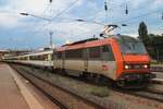 bb-26000-2/767903/mit-der-lorazur-nachtzug-steht-26022 Mit der LorAzur Nachtzug steht 26022 am 1 Juni 2014 um 21;05 in Mulhouse.