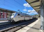 bb-26000-2/859806/die-sncf-bb-26177-wartet-mit Die SNCF BB 26177 wartet mit einem kurzen Güterzug in Bellegarde auf die Weiterfahrt nach Genève  La Praille.
26. August  2024