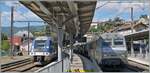 bb-26000-2/860305/blick-richtung-westen-auf-die-sncf Blick Richtung Westen auf die SNCF BB 26177 und den SNCF Z 27683 der mit einem weiteren als TER 96507 von Lyon Part Dieu nach Genève unterwegs ist und alte nun nicht mehr genutzte Bahnhofsgebäude im Hintergrund. 

Durch die Wiederinbetriebnahme der Strecke von Bellegarde-sur-Valserine ist der bestehende Bahnhof von Bellegarde zum 'Keilbahnhof' geworden und als ehemalige Empfangsgebäude wurde durch einen Neubau zwischen den zusammenkommenden Strecken ersetzt. Die Gleise nach Bourg en Bresse tragen die Nummern 1 und 2 die ehemaligen Gleise sind mit A, B, C und E gekennzeichnet, wobei weitere Gleise (ohne Bahnsteig) vorhanden sind, aber den Spuren zufolge wohl eher selten genutzt werden. 

26. August 2024