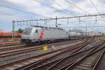 akiem/787601/akiemcrossrail-186-150-zieht-ein-klv Akiem/Crossrail 186 150 zieht ein KLV nach Belgien durch Roosendaal am 14 Juli 2022.