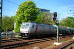 186 382 von akiem mit einen Gterzug bei der Durchfahrt im Bahnhof Dresden Hbf am 12.4.24