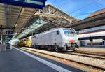 Die akiem 64 F4 082 (91 80 189 982-2 D-AKIIEM) wartet in Lausanne mit einer Gleisbaumaschine auf die baldige Weiterfahrt in Richtung Vevey.