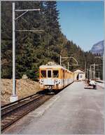 In Le Ch�telard Fronti�re wartet der SNCF Z 603 (und weitere Z 600 bzw. Steuerwagen) auf die Abfahrt in Richtung Chamonix. Zwar h�ngt (f�r die M-C Triebwagen) bereits die Fahrleitung, die ist jedoch noch spannungslos. Analogbild vom August 1995