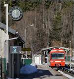 Der SNCF Z 800 003 (94 87 0000 806-3) ist als TER 18959 von Les Houches nach Vallorcine unterwegs und verlässt den Bahnhof von Montroc-le-Planet.