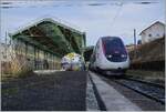 Der inoui TGV 6504 wartet in der Zugsausgangsstation Evian les Bains auf die Abfahrt nach Paris Gare de Lyon um 13:18. Der Zug bestehend aus dem Euroduplex Rame 804.

12. Februar 2022