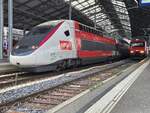In Lausanne wartet der TGV Lyria 9264 bestehend aus dem Rams 4718 (UIC 9387 03 10036-3 F-SNCF) auf die Abfahrt nach Paris Gare de Lyon. Im Hintergrund steht eine SBB Re 460 mit ihrem IR 90, der von Brig nach Gen�ve-A�roport unterwegs ist und auch in K�rze weiterfahren wird. 

15. August 2026