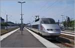 In Saint Malo wartet ein TGV auf die Fahrt nach Paris.