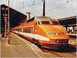 Ein ziemlich altes Bild eines SNCF TGV Sud-Est in Lyon Perrache. Damals waren die TGV Züge erst gut ein Jahr im Einsatz. Das Bild zeigt den TGV Rame 28.

Analogbild vom 9. April 1982