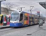 Der SNCF Grand Est Tram-Train U 25 545 nach Thann steht auf dem Bahnhofsplatz von Mulhouse und wird bald abfahren.