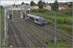 Br�ckenblick in Delle auf den SNCF X 73745 der als TER von Belfort kommend sein Ziel Delle erreicht.