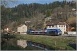 Der SNCF X 76679/680 verlässt als TER 18108 von La Chaux de Fonds nach Besançon den Ort Morteau.
