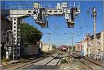 Der Bahnhof von Saint Rapha�l zeigt sich auf der Westseite mit einer imposanten und zugleich typischen Signalbr�cke, im Hintergrund erreicht ein Z 26500 nach Menton den Bahnhof. 

17. Sept. 2026