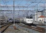 Während links im Bild der SNCF 27672 und ein weiterer als TER in Lyon Part Dieu ankommen, erreicht der RENFE AVE 100 221-1 (9 6 71 9-100 221-1) vom (ehemaligen) Bahnhof Lyon Brottaux kommend zur